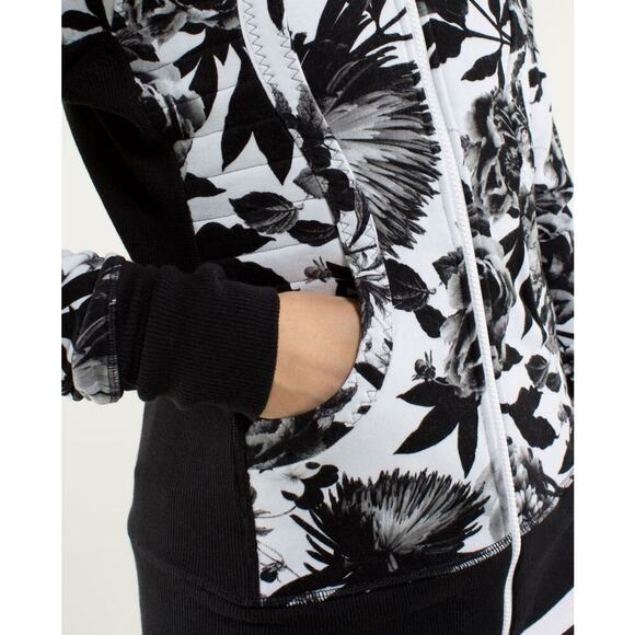 Lululemon Calm & Cozy Jacket Brisk Bloom Black White Cotton Fleece Sz 8 ~ RARE!! - Picture 5 of 16